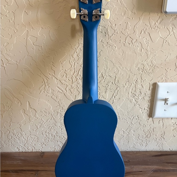 Amahi Ukulele in Blue with Tropical Graphic - Picture 3 of 5